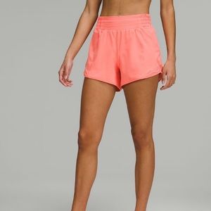 Lululemon raspberry cream hotty hots NWOT. Size 4 with 4 inch inseam